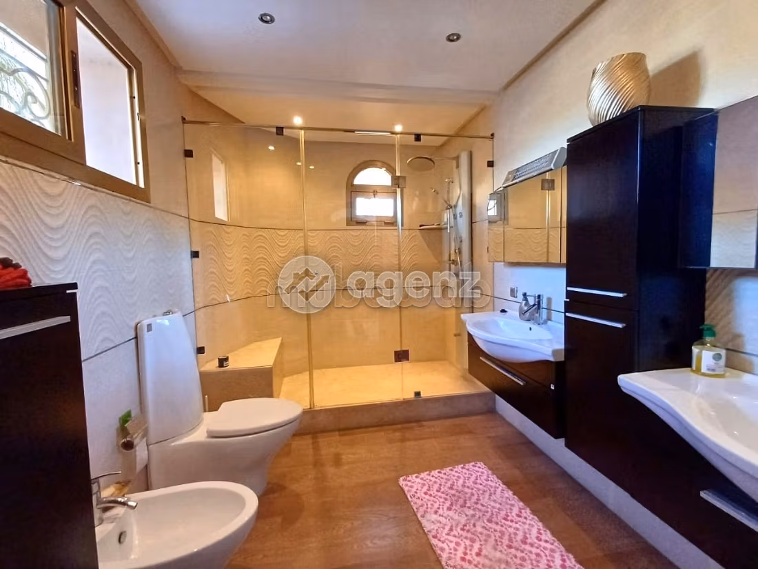 Villa's en luxe woningen kopen in Sidi Maarouf. Totale oppervlakte 600 m². Garage en terras