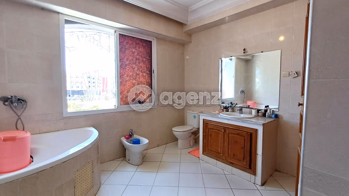 Fabulous house for sale in Sidi Maarouf. 5 lovely rooms. Parking spaces and terrace