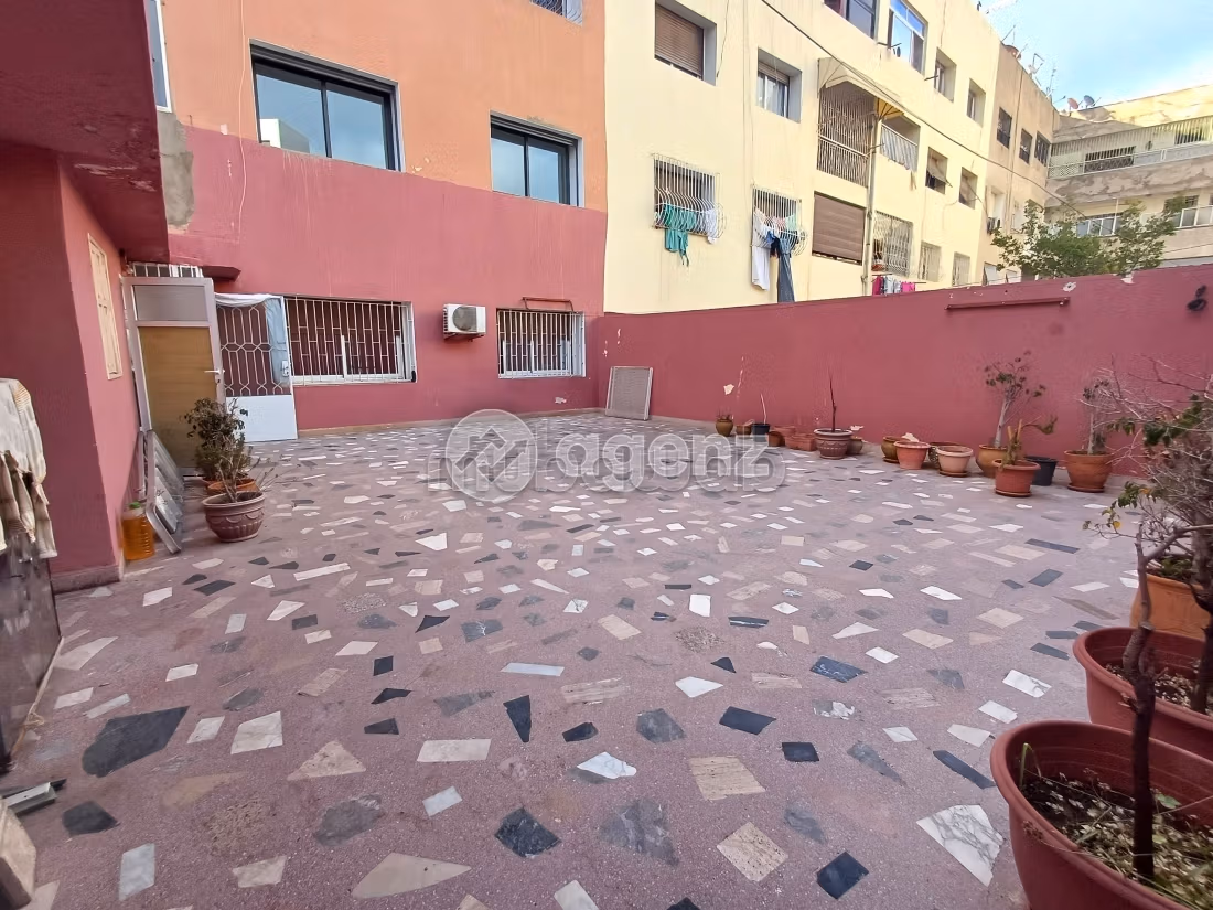 شقة رائعة للبيع ببوركون الشرقي. 3 غرف. شرفة ومصعد