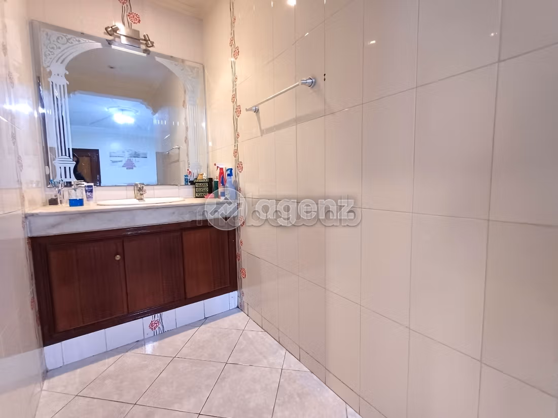Apartment for sale in Les Hôpitaux. 3 beautiful rooms. With garage and lift