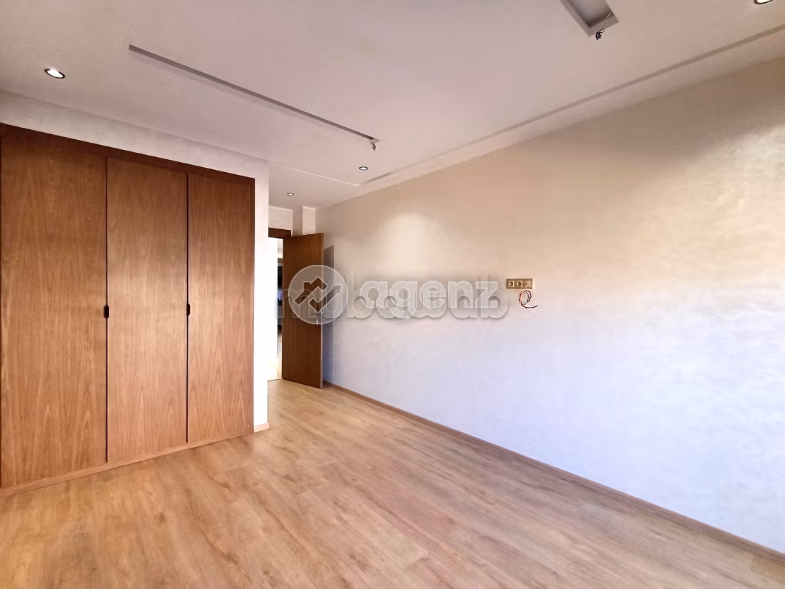 Apartment for sale. Dimension 87 m². With garage and lift