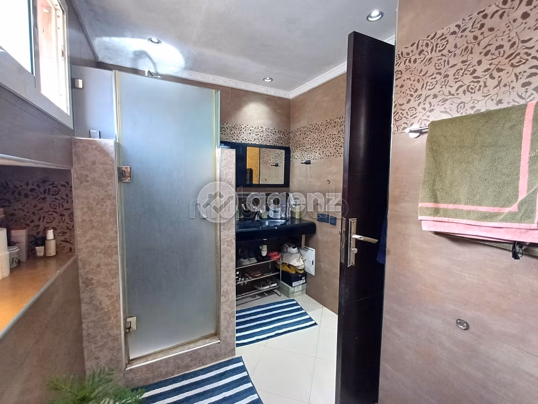 Beautiful apartment for sale in Beauséjour. Area of 146 m². With Lift, Carpark