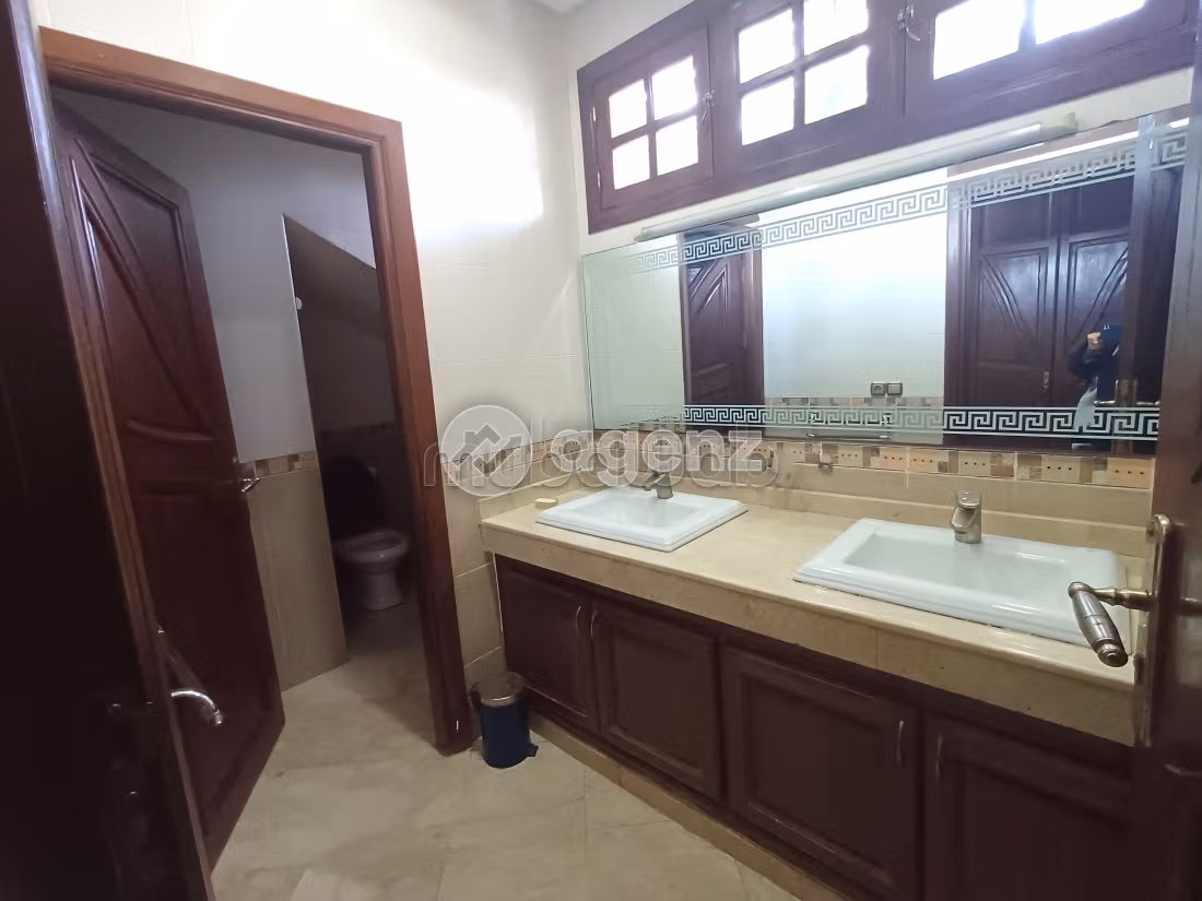 Te koop: villa's en luxe woningen in Bouskoura Ville. 4 Slaapkamers. Garage en terras