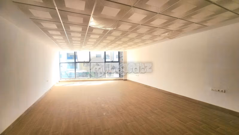 Ufficio disponibile in affitto a Haut Founty. Superficie 60 m². Con garage e ascensore