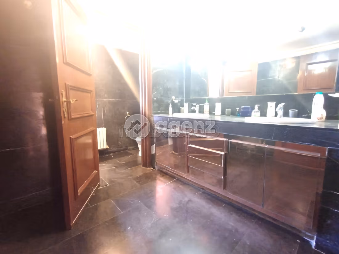 High quality house for sale in Californie. Total area 1250 m². Car park