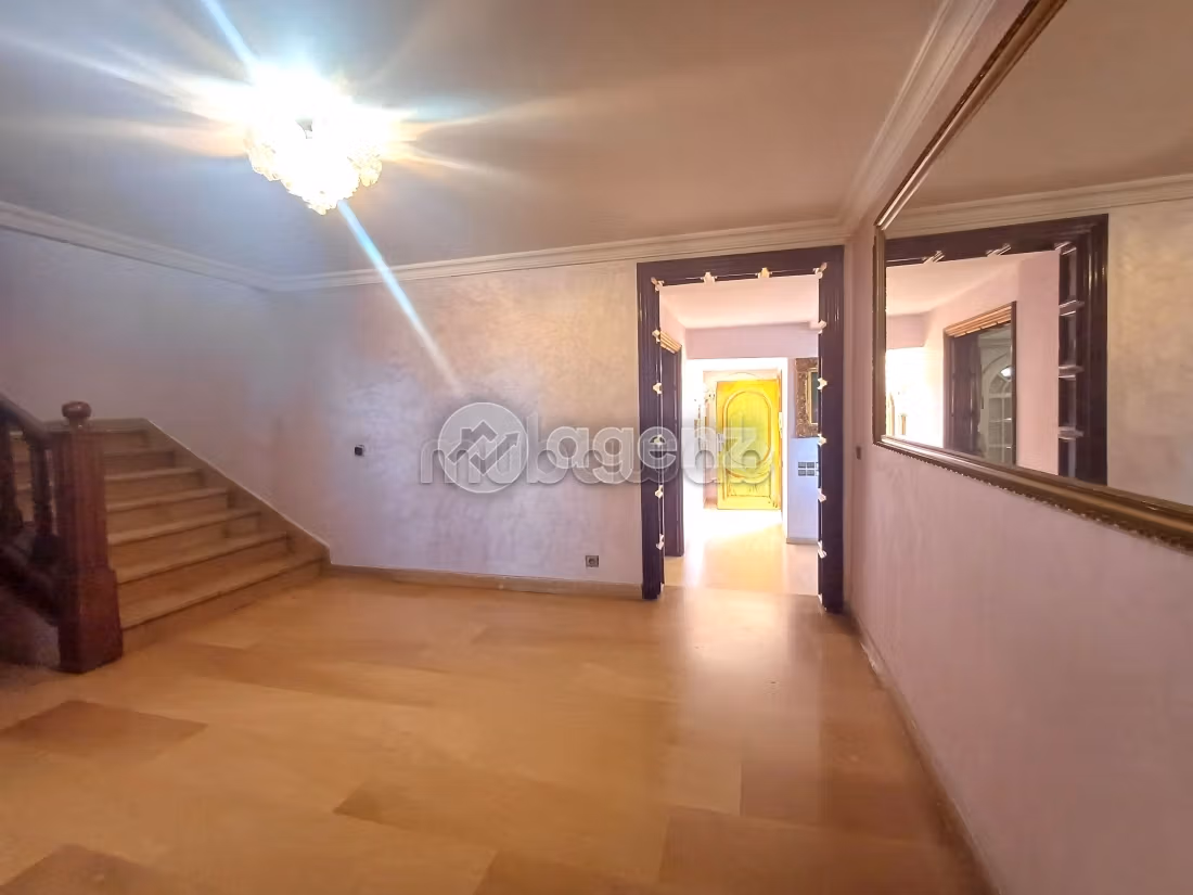 High quality house for sale in Californie. Total area 1250 m². Car park