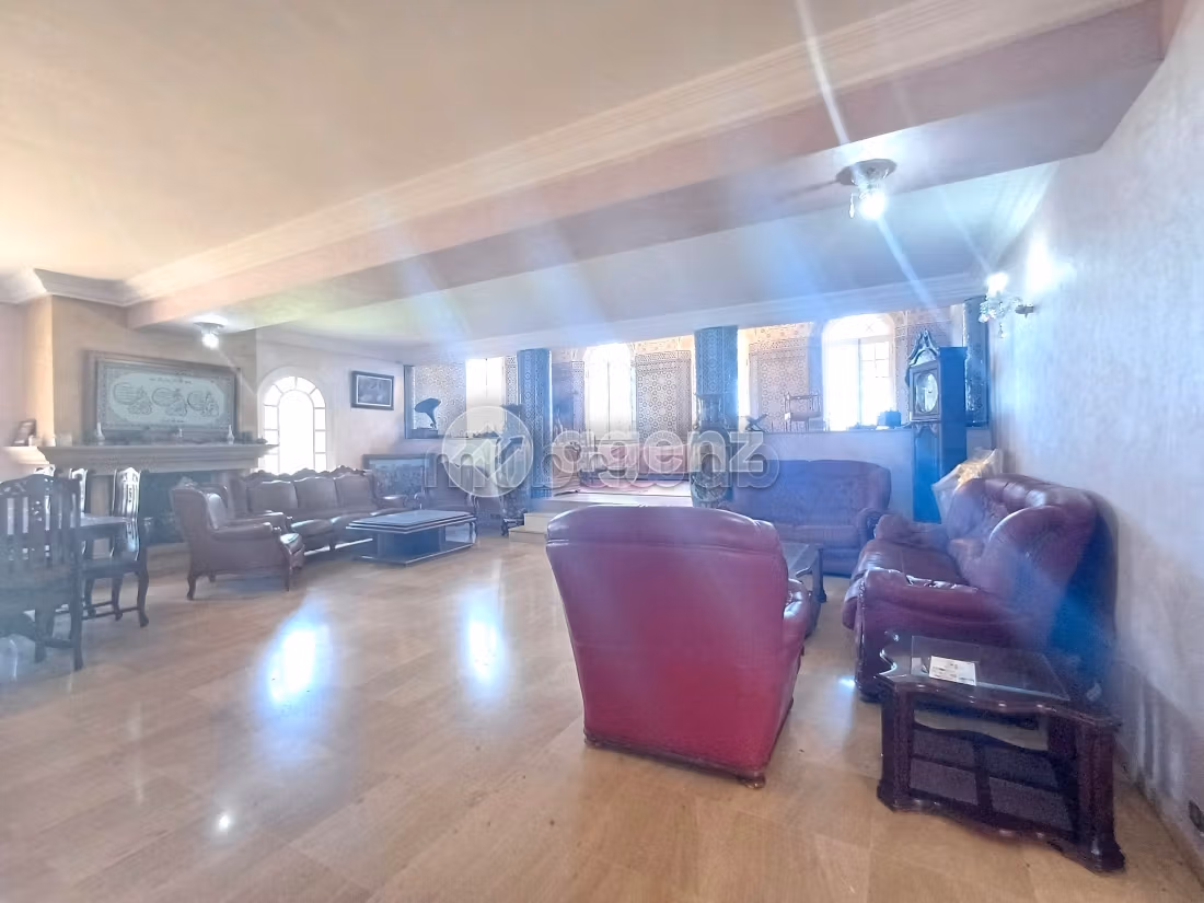 High quality house for sale in Californie. Total area 1250 m². Car park