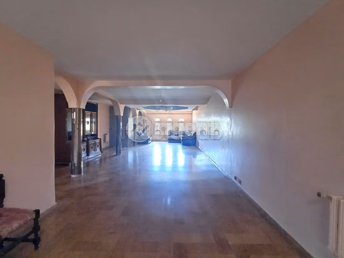 High quality house for sale in Californie. Total area 1250 m². Car park