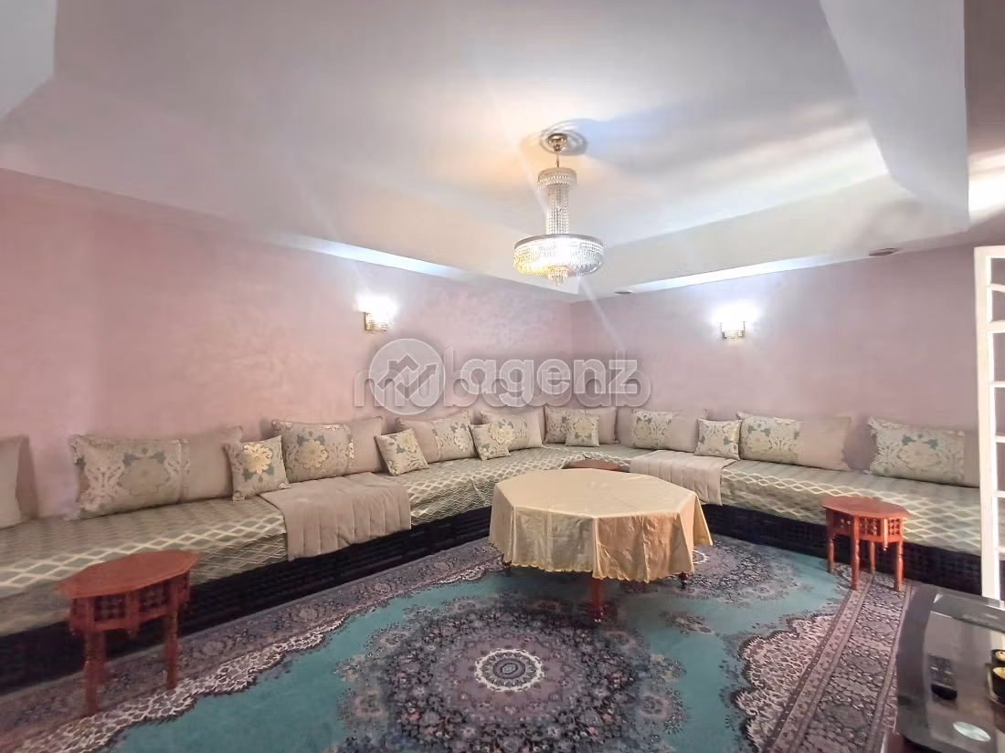 High quality house for sale in Californie. Total area 1250 m². Car park