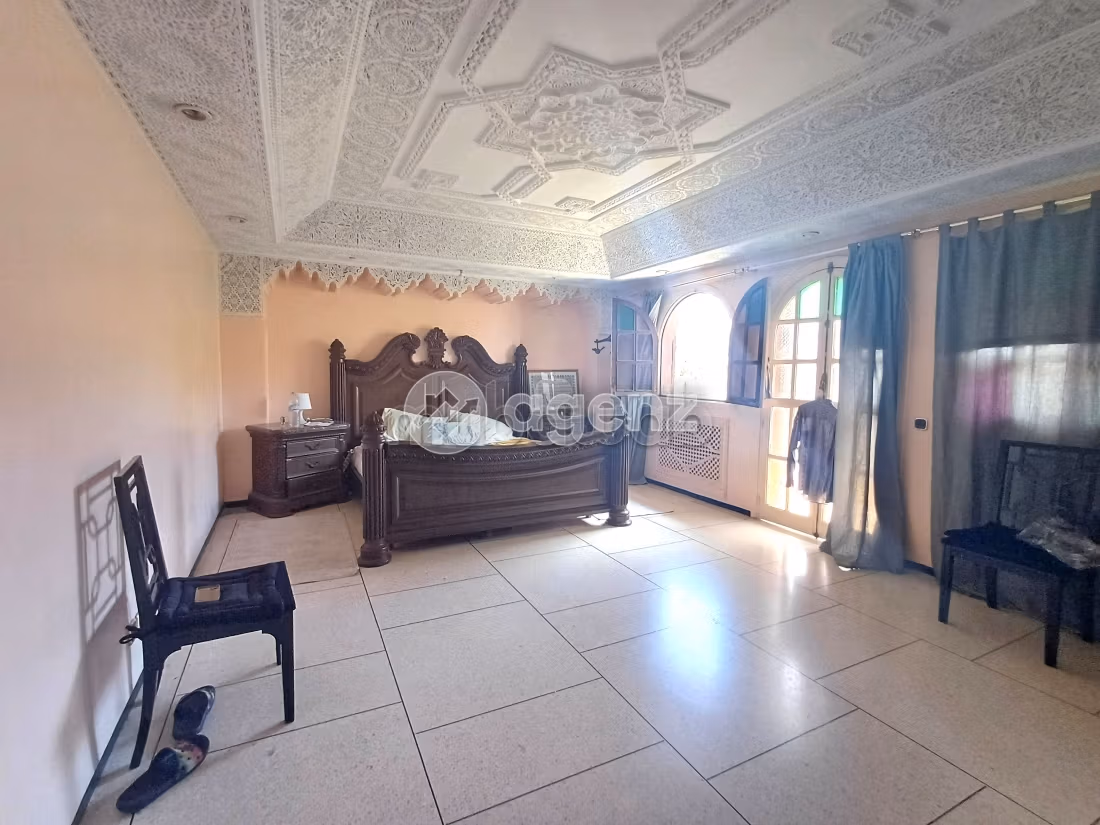 High quality house for sale in Californie. Total area 1250 m². Car park