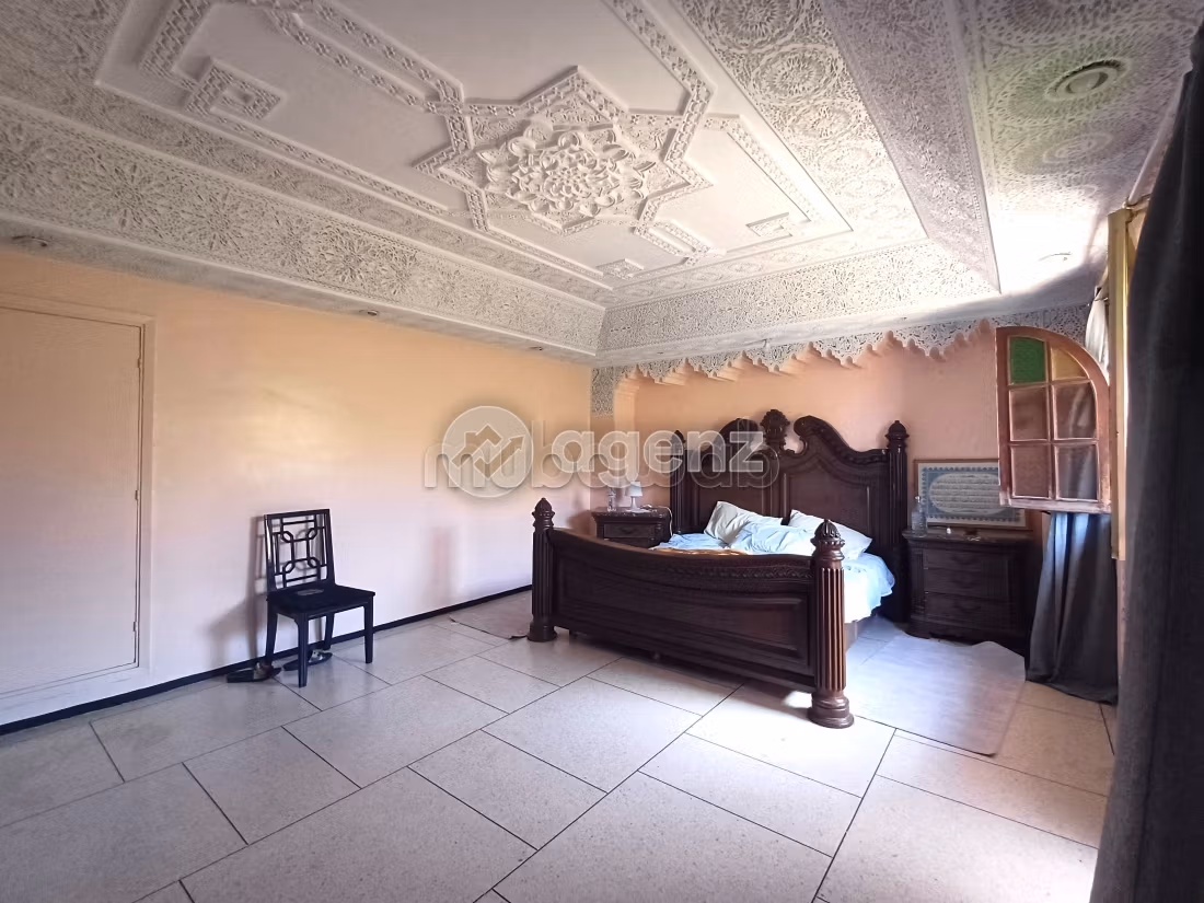 High quality house for sale in Californie. Total area 1250 m². Car park