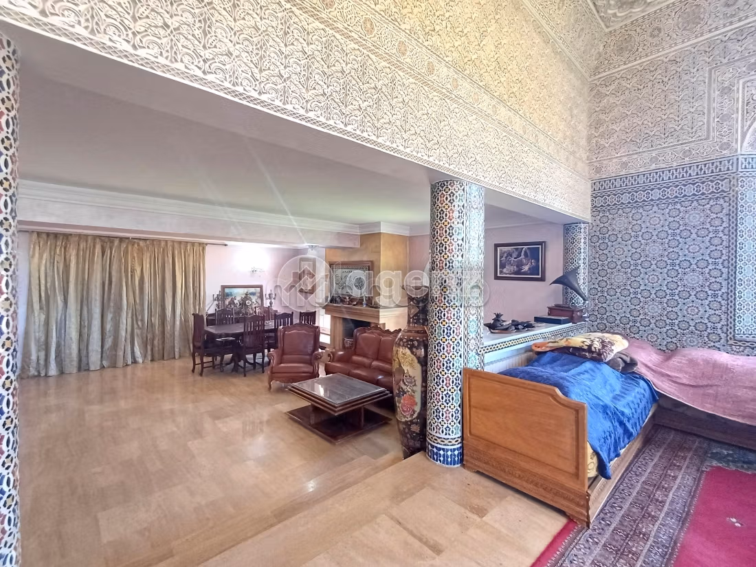 High quality house for sale in Californie. Total area 1250 m². Car park