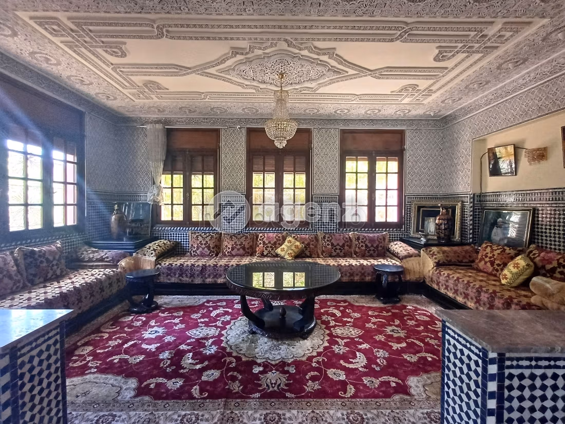 High quality house for sale in Californie. Total area 1250 m². Car park