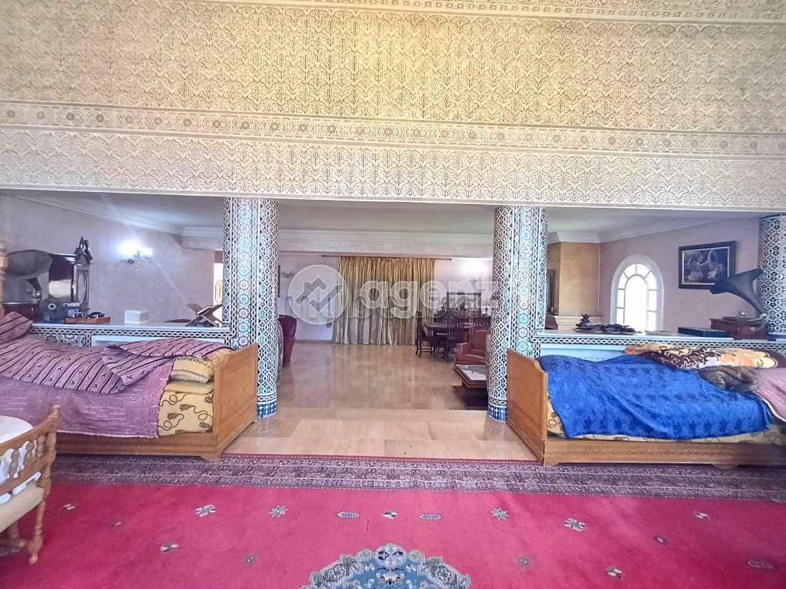 High quality house for sale in Californie. Total area 1250 m². Car park