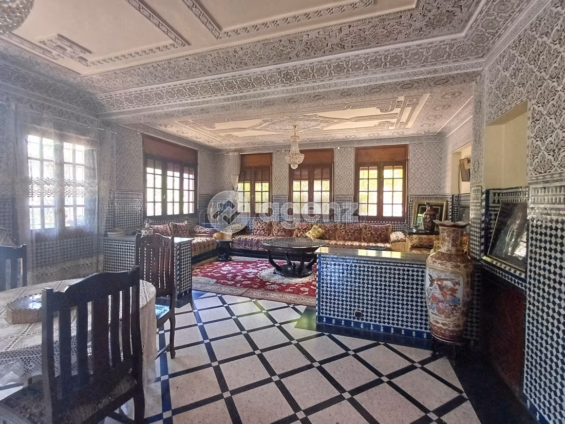 High quality house for sale in Californie. Total area 1250 m². Car park