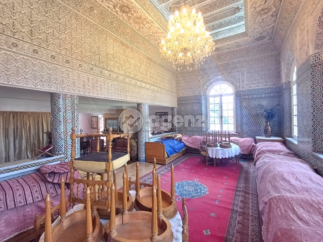 High quality house for sale in Californie. Total area 1250 m². Car park