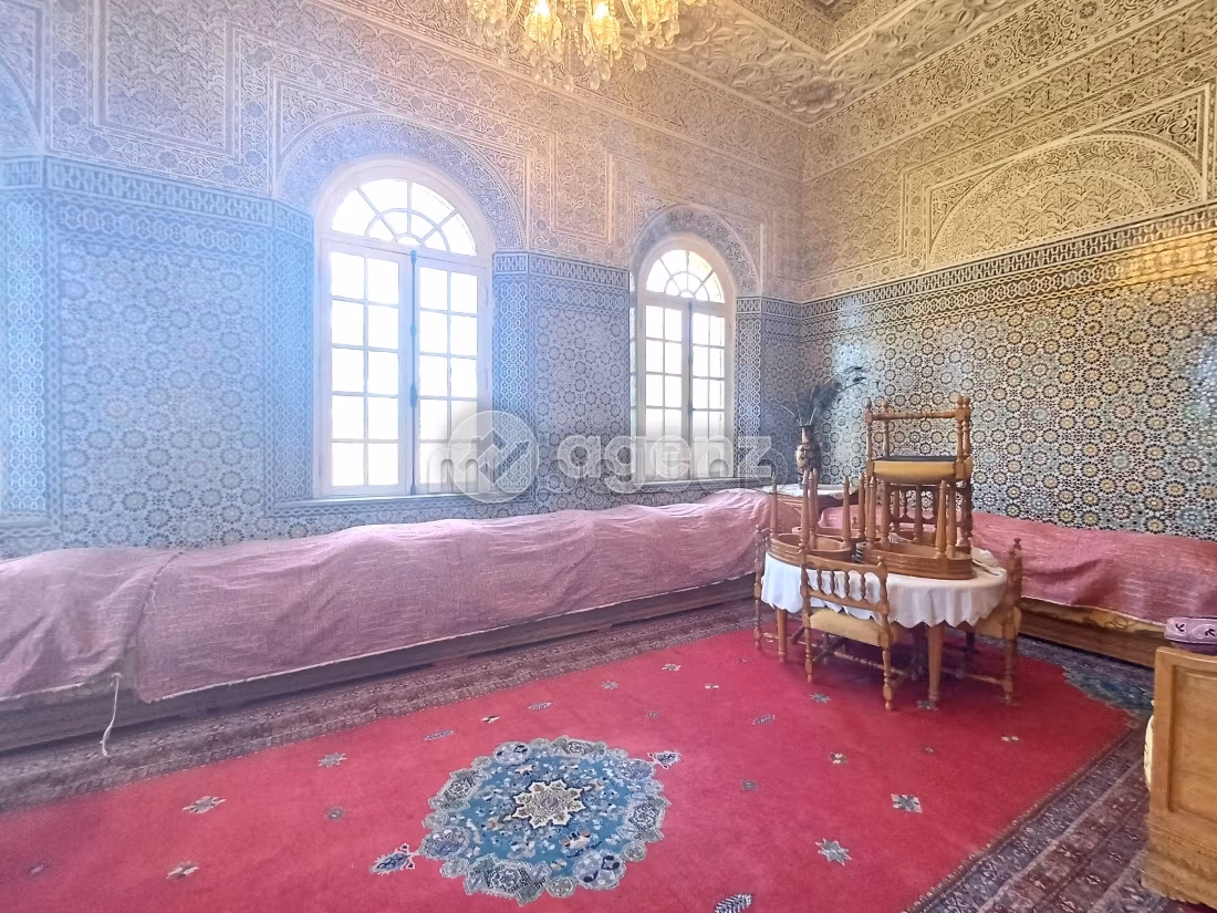 High quality house for sale in Californie. Total area 1250 m². Car park