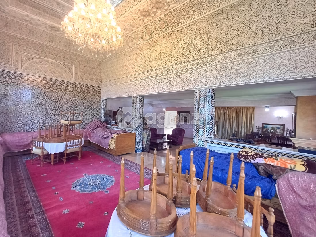 High quality house for sale in Californie. Total area 1250 m². Car park