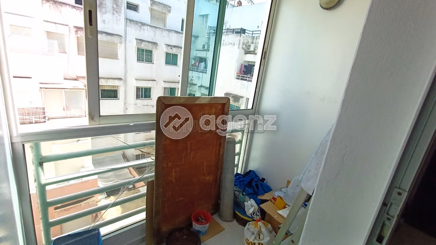 شقة للبيع ببوسيجور. 2 غرف رائعة. مكان وقوف السيارات وشرفة