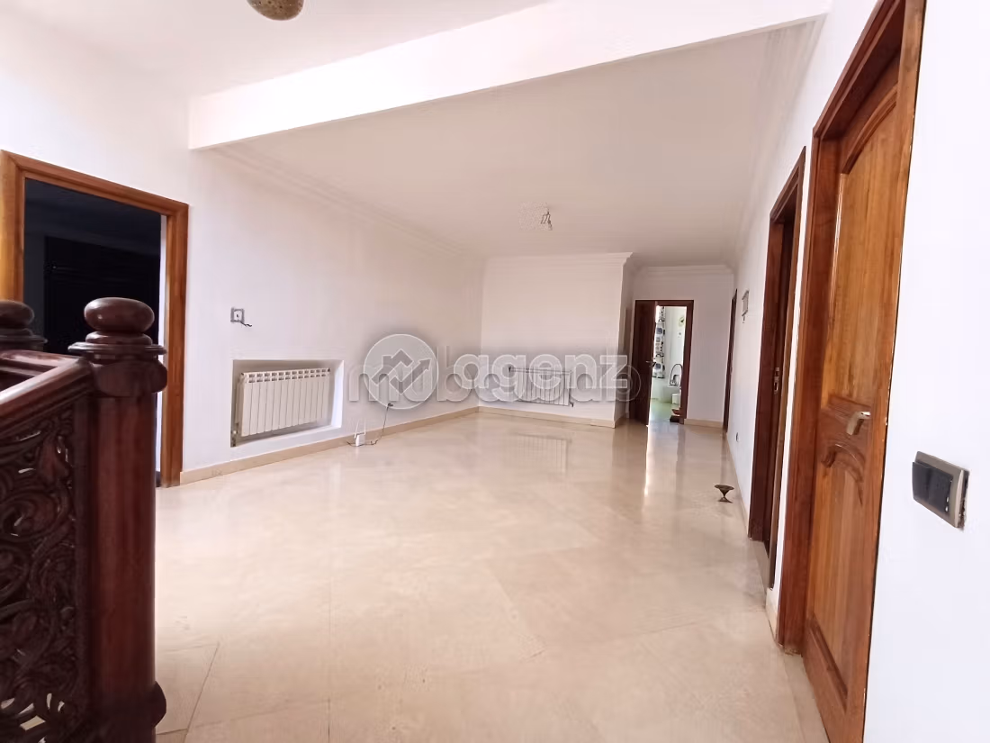 Magnificent villa for sale in Ennakhil Palmeraie. 5 rooms. Gardeners, Large terrace
