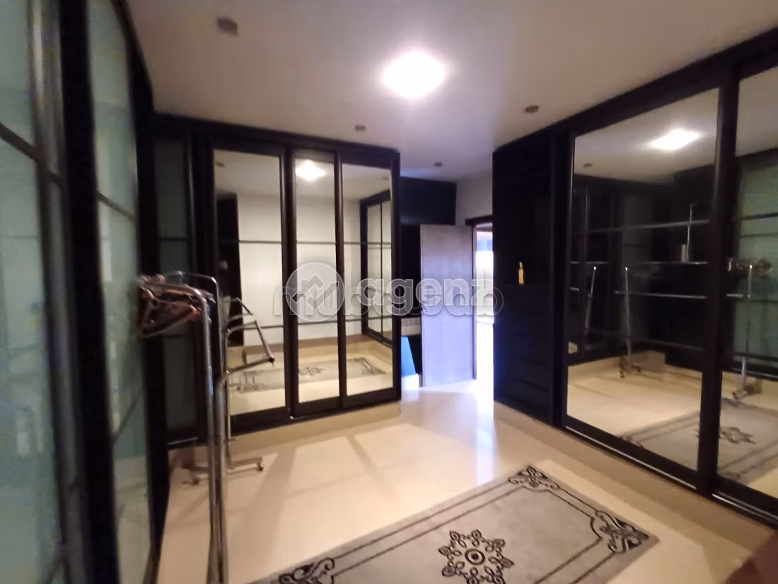 Magnificent villa for sale in Ennakhil Palmeraie. 5 rooms. Gardeners, Large terrace