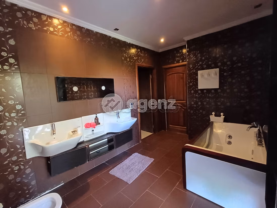 Magnificent villa for sale in Ennakhil Palmeraie. 5 rooms. Gardeners, Large terrace