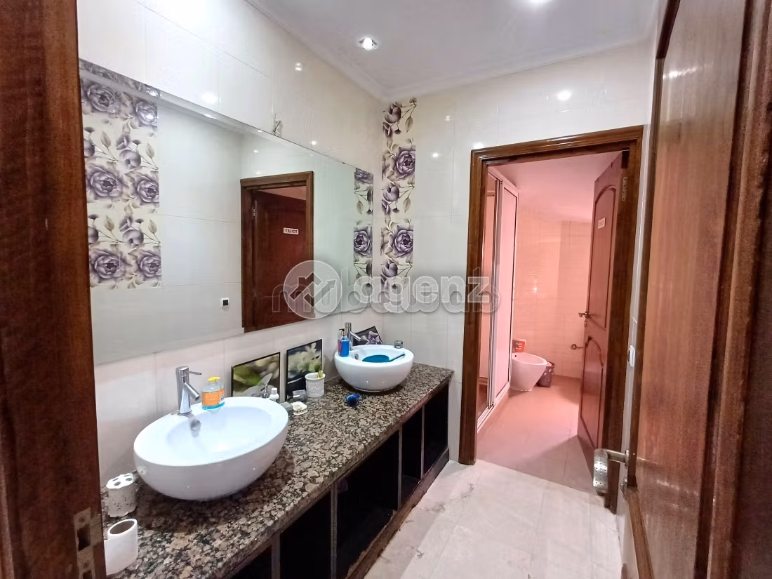 Magnificent villa for sale in Ennakhil Palmeraie. 5 rooms. Gardeners, Large terrace