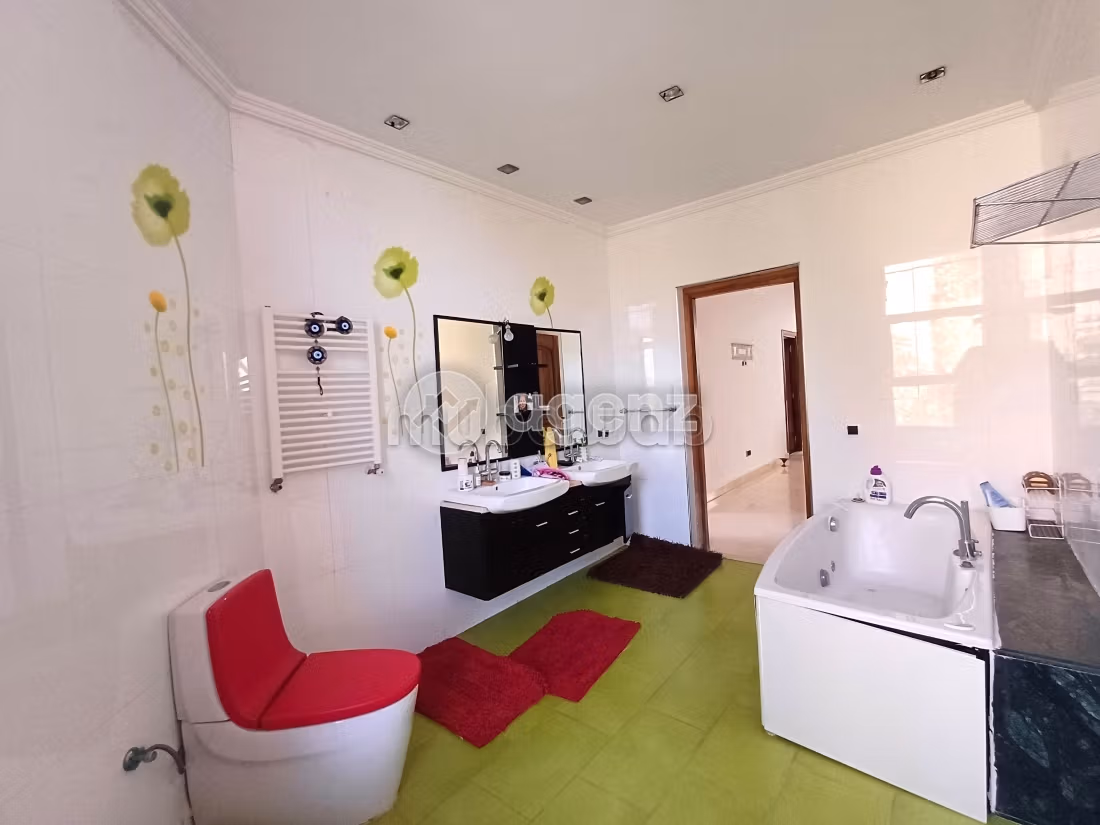Magnificent villa for sale in Ennakhil Palmeraie. 5 rooms. Gardeners, Large terrace