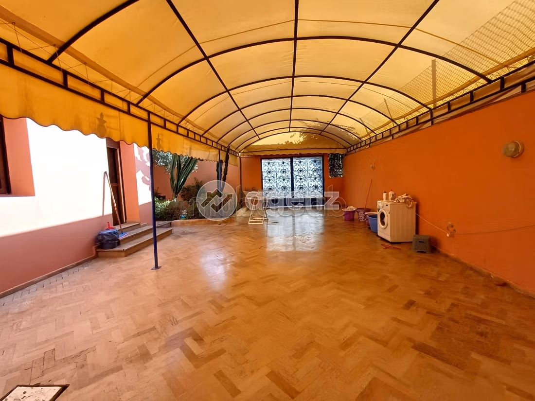 Magnificent villa for sale in Ennakhil Palmeraie. 5 rooms. Gardeners, Large terrace