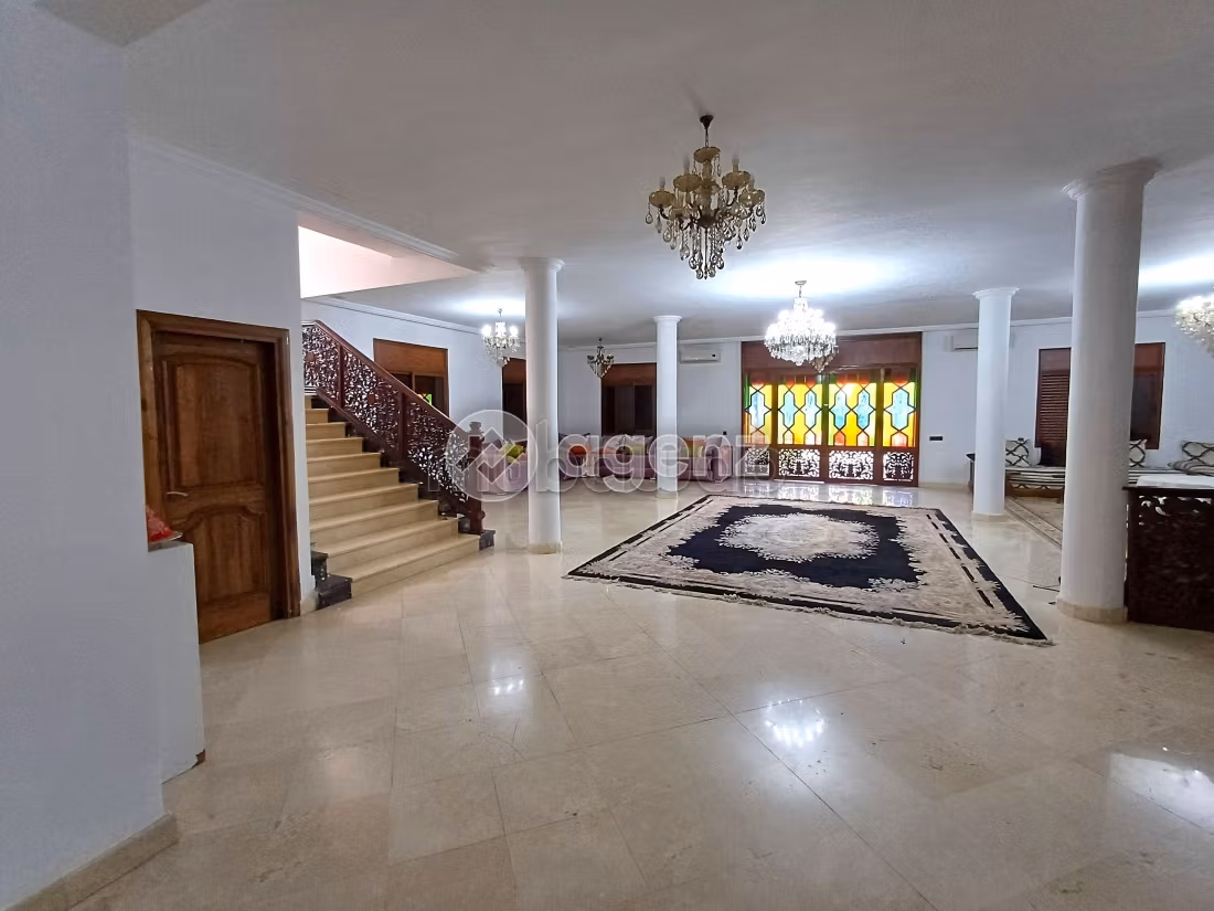 Magnificent villa for sale in Ennakhil Palmeraie. 5 rooms. Gardeners, Large terrace