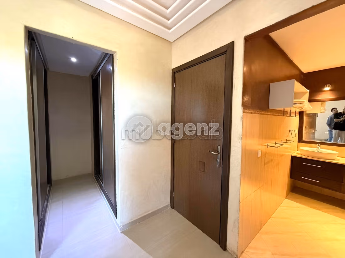 Splendid villa for sale in Ennakhil Palmeraie. 3 beautiful rooms. Garage and terrace