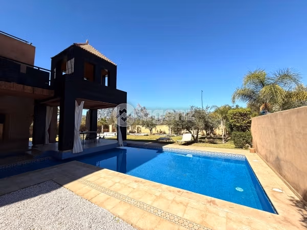 Splendid villa for sale in Ennakhil Palmeraie. 3 beautiful rooms. Garage and terrace
