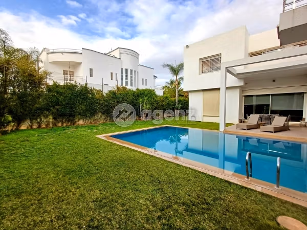 Villa's en luxe woningen beschikbaar in Route Immouzer. Totale oppervlakte 907 m². Garage en mooi terras