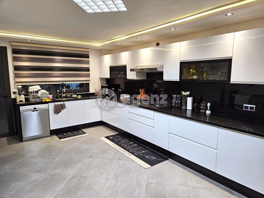 Luxury villa for sale. 5 beautiful rooms. Carpark and terrace