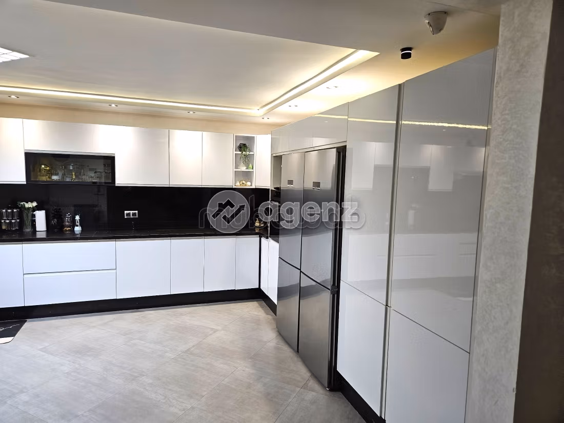 Luxury villa for sale. 5 beautiful rooms. Carpark and terrace