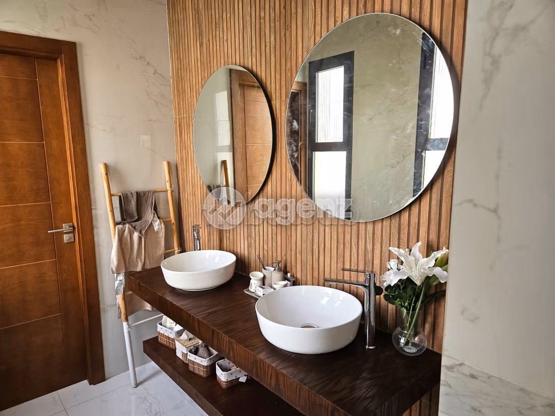 Luxury villa for sale. 5 beautiful rooms. Carpark and terrace