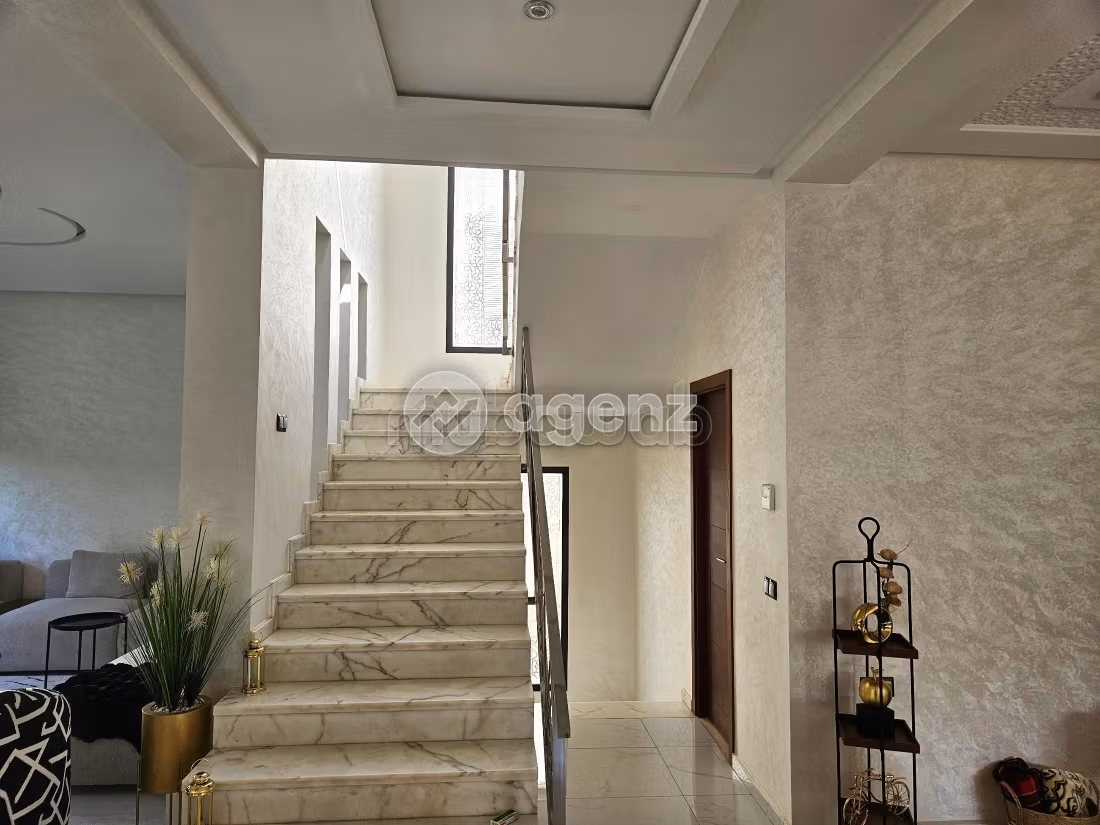 Luxury villa for sale. 5 beautiful rooms. Carpark and terrace