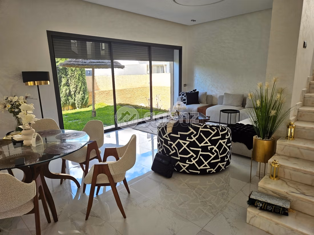 Luxury villa for sale. 5 beautiful rooms. Carpark and terrace