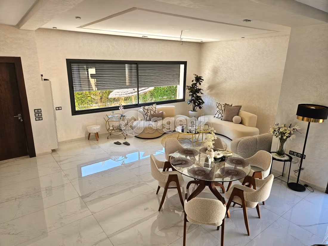 Luxury villa for sale. 5 beautiful rooms. Carpark and terrace