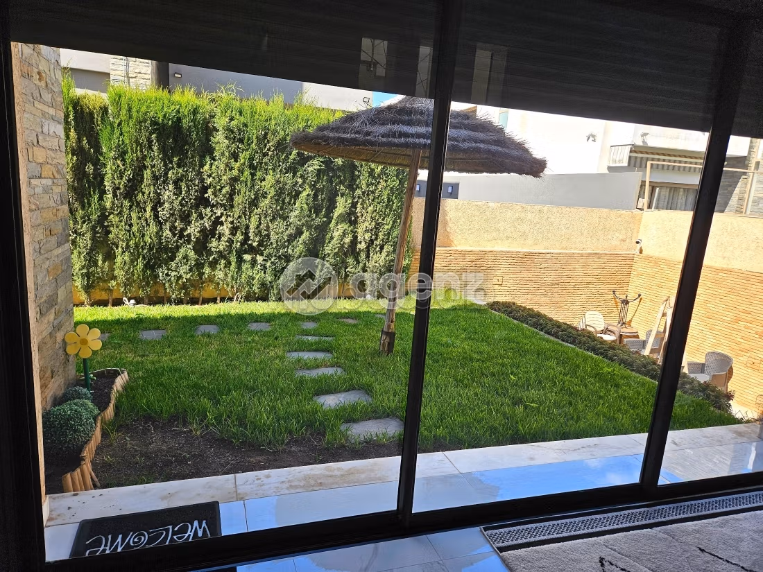Luxury villa for sale. 5 beautiful rooms. Carpark and terrace