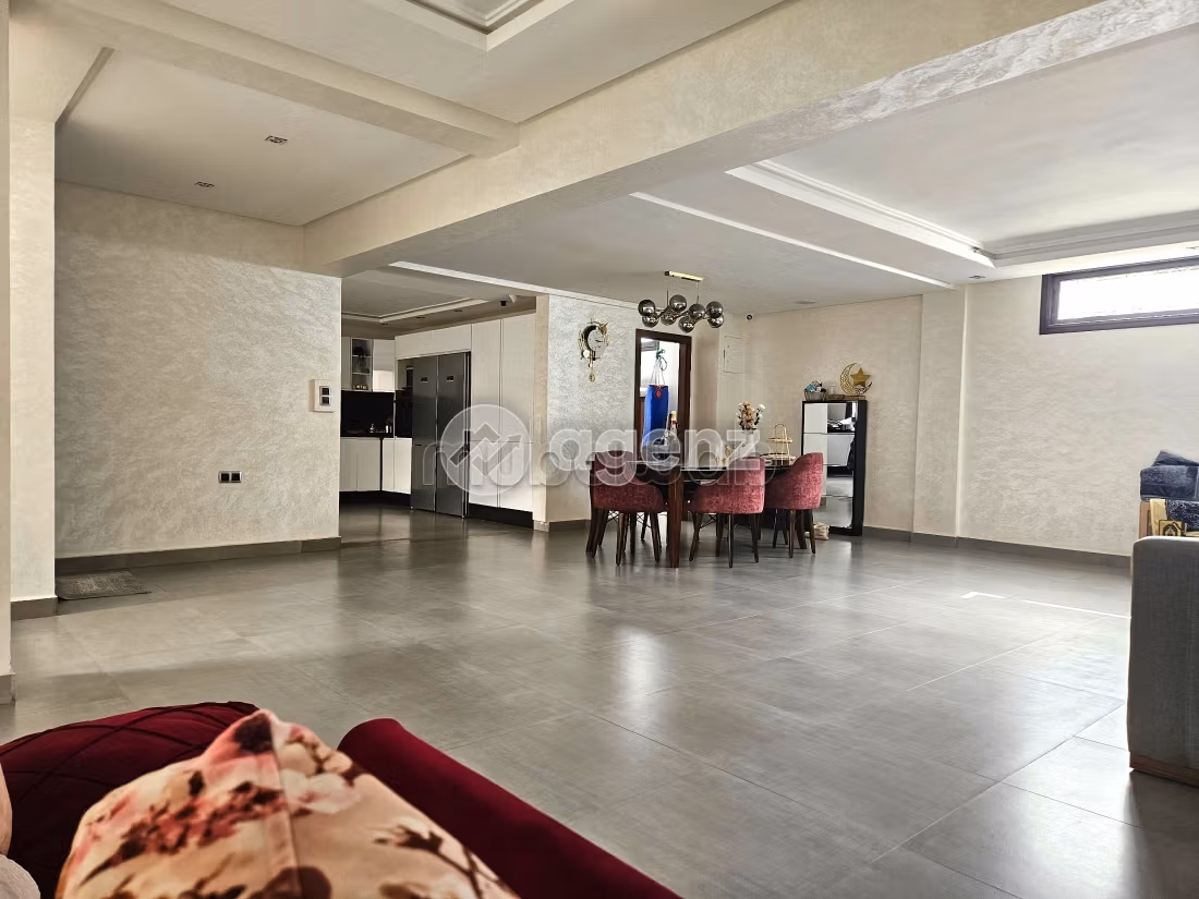 Luxury villa for sale. 5 beautiful rooms. Carpark and terrace