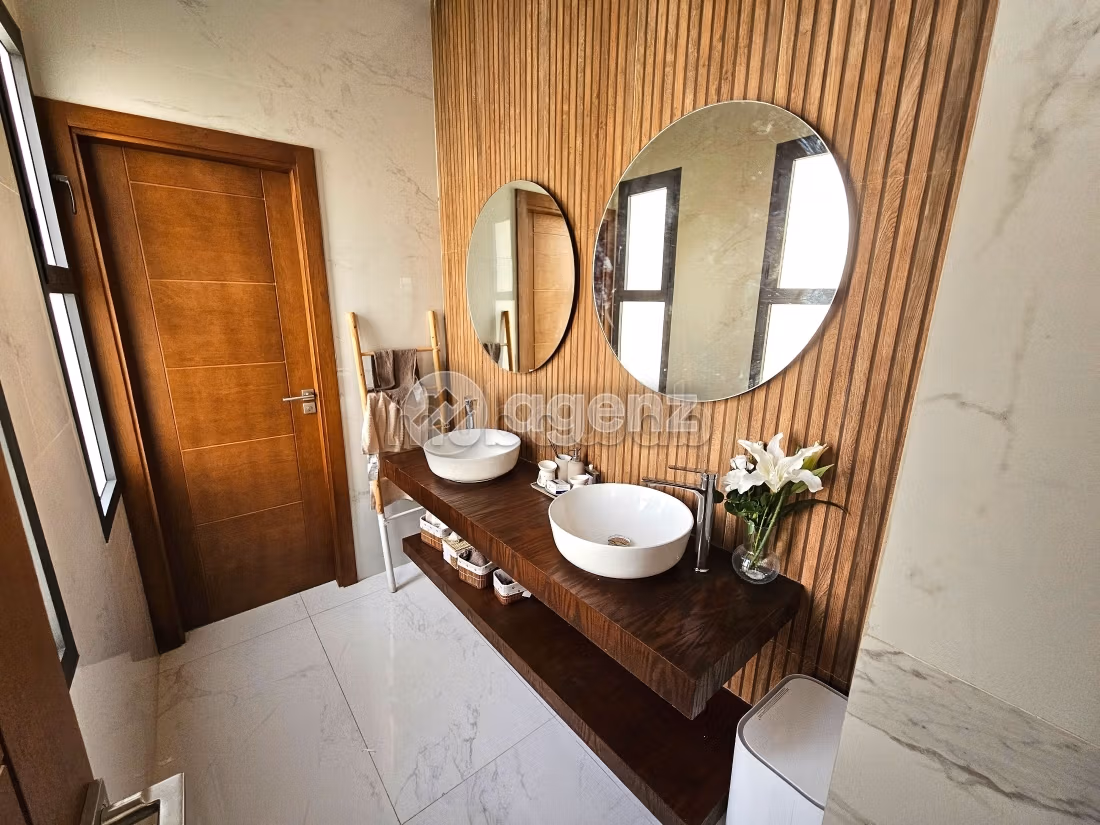 Luxury villa for sale. 5 beautiful rooms. Carpark and terrace