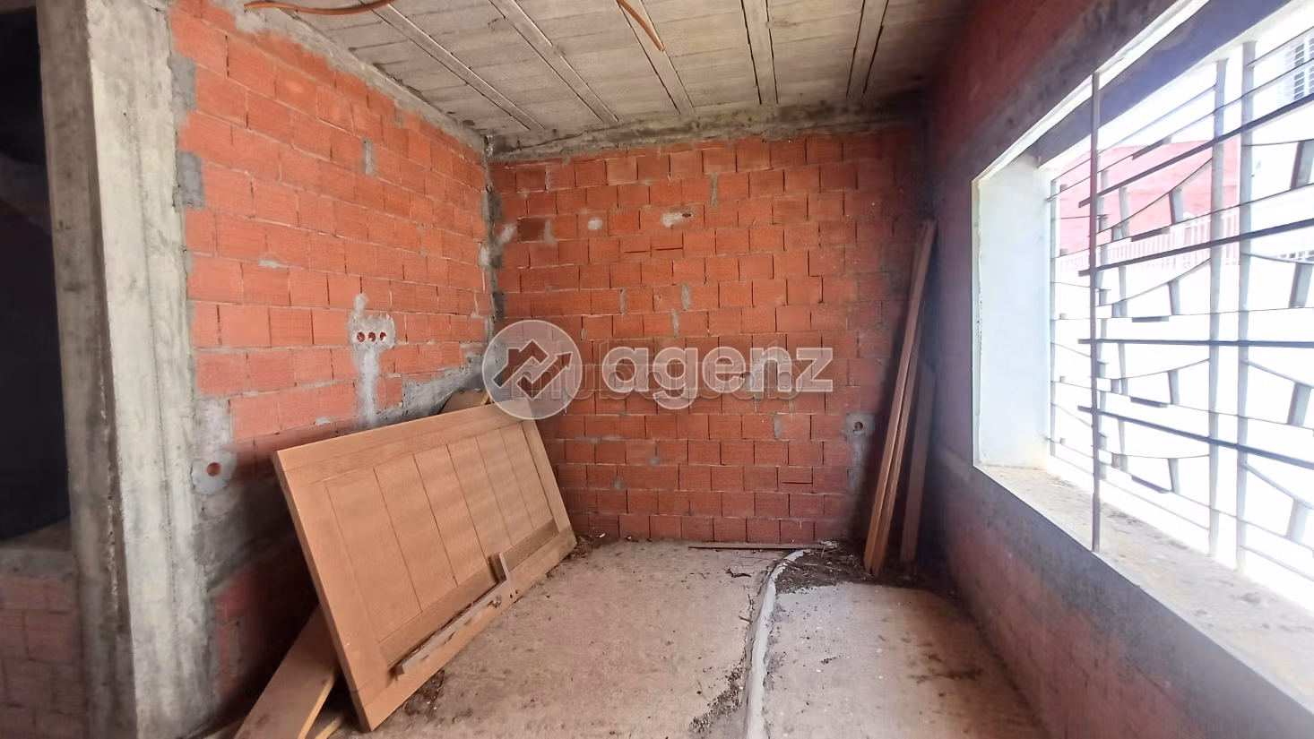 Luxury home for sale. 5 lovely rooms. Private garage