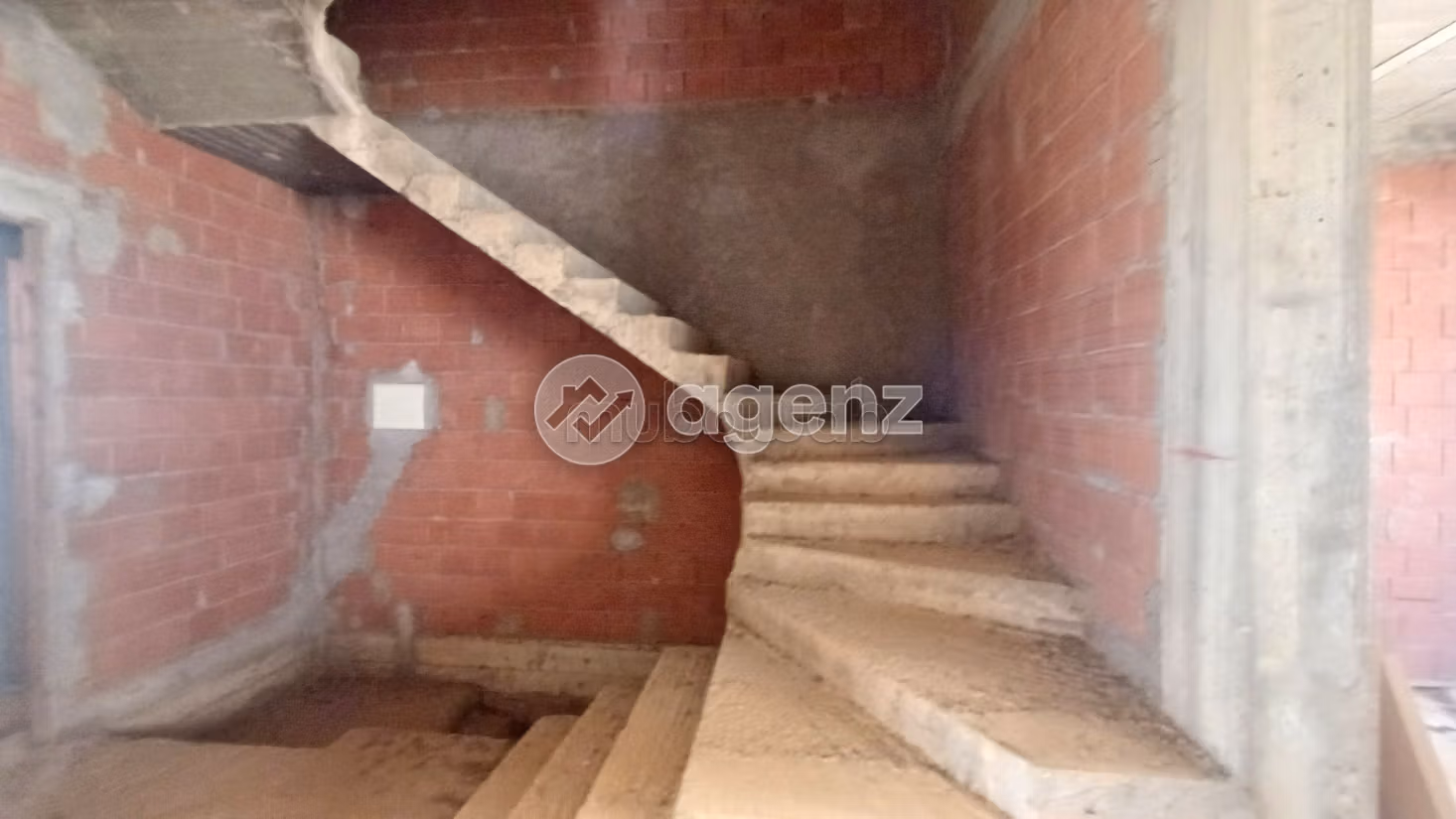 Luxury home for sale. 5 lovely rooms. Private garage