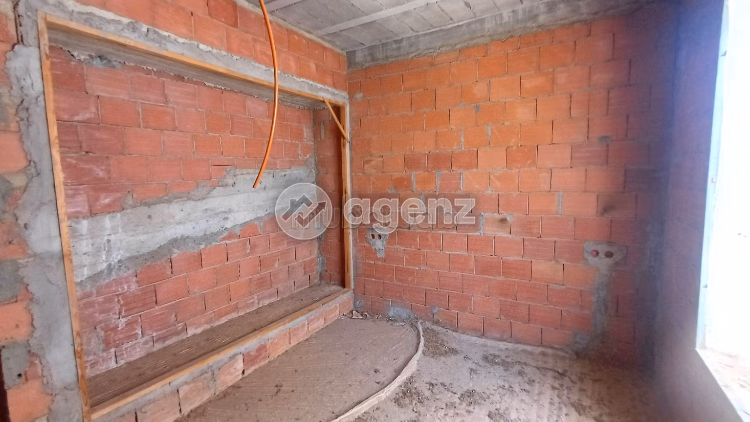 Luxury home for sale. 5 lovely rooms. Private garage