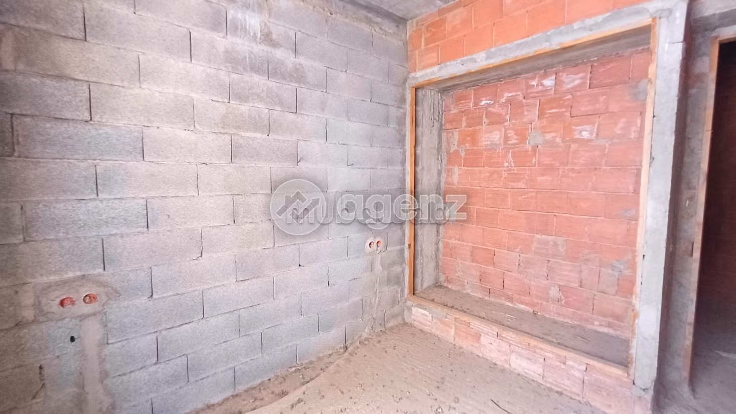 Luxury home for sale. 5 lovely rooms. Private garage