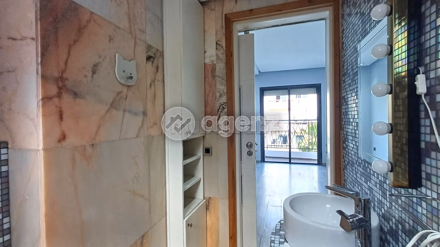 Se vende piso en Californie. 2 dormitorios. Parking y ascensor