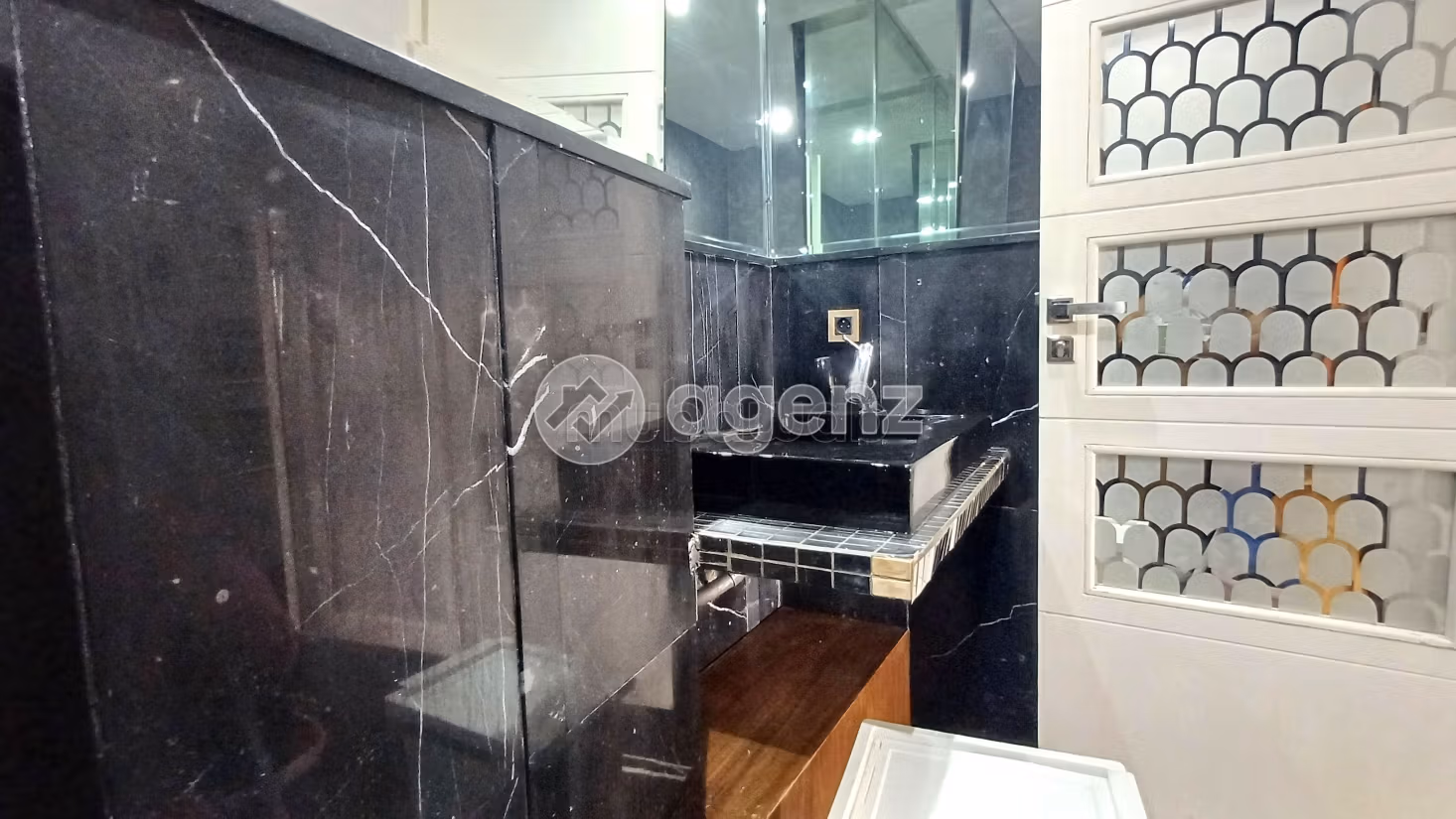 Se vende piso en Californie. 2 dormitorios. Parking y ascensor