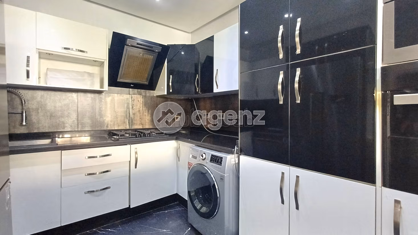 Se vende piso en Californie. 2 dormitorios. Parking y ascensor