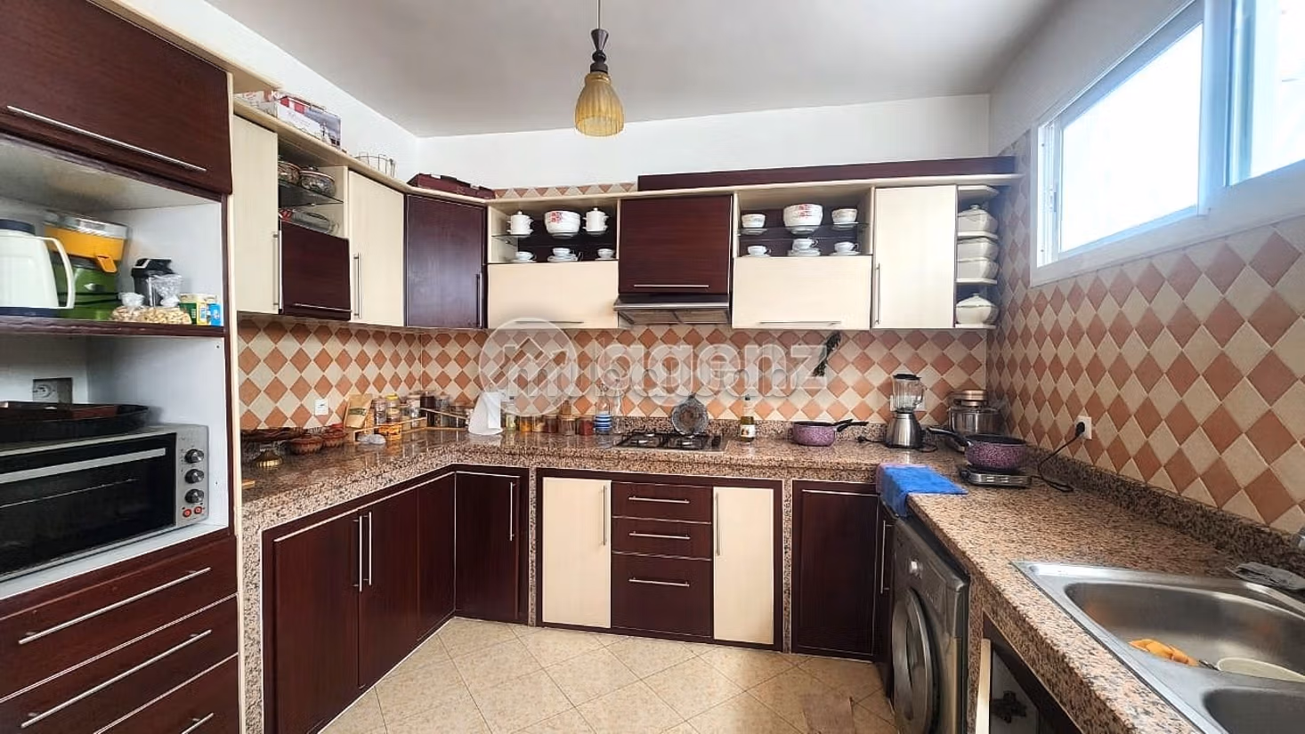 Magnificent villa for sale in Hay Najah. 4 lovely rooms. Carpark and terrace